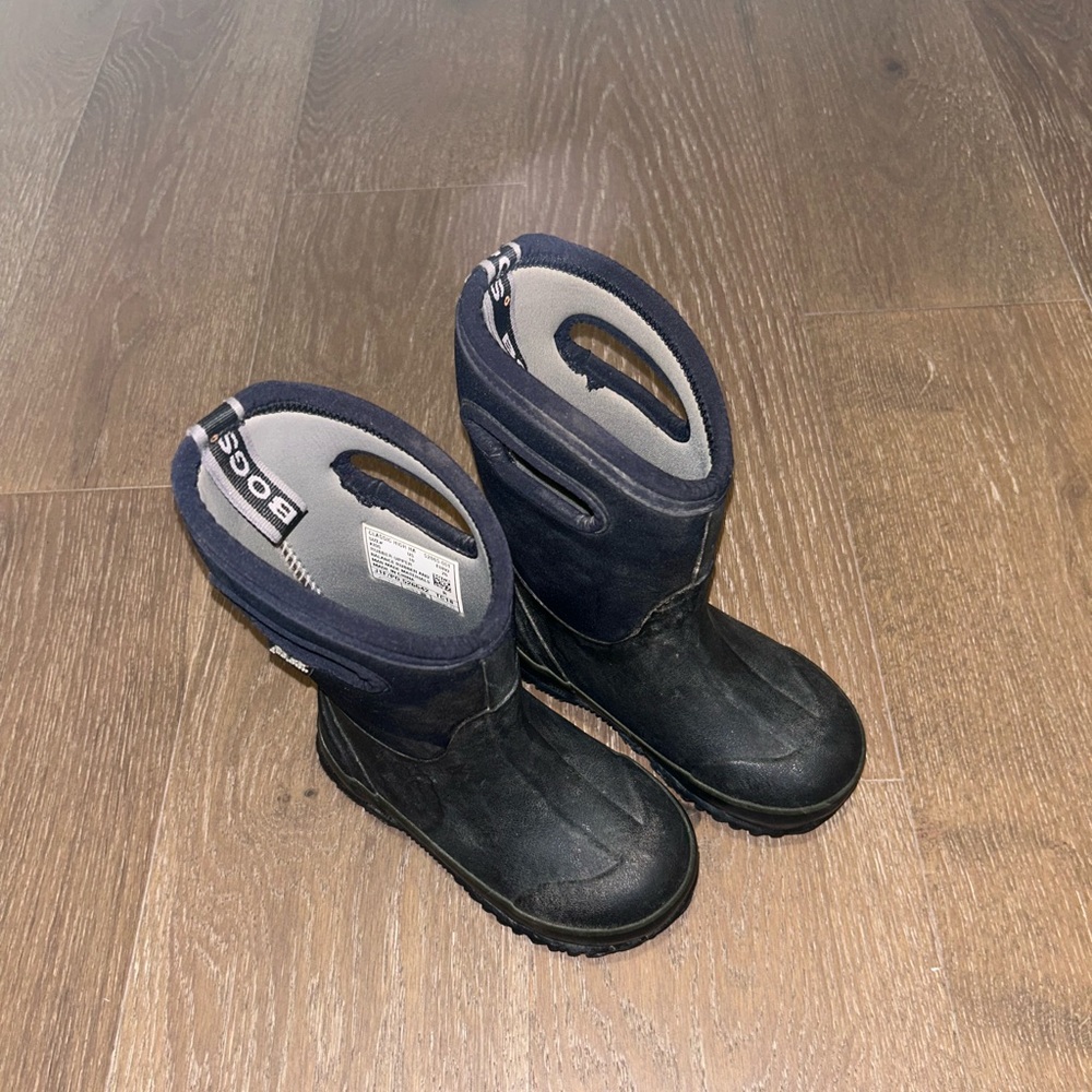 Kids boys Bogs winter boots size 10